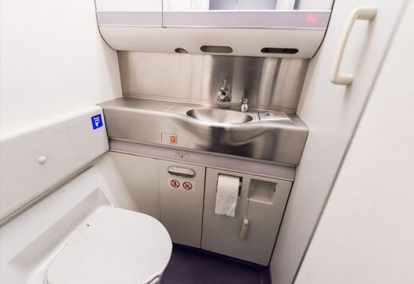 Keime im Flugzeug: Die Bordtoilette ist nicht einmal der Platz mit der höchsten Dichte an Keimen.