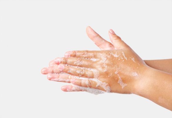 Schritt 1 der Handdesinfektion: Handfläche nach Benetzung mit dem Desinfektionsmittel auf der anderen Handfläche reiben.<br>(Hinweis: Zur besseren Veranschaulichung der Anwendnung und benetzten Flächen mit weissem Schaum durchgeführt)